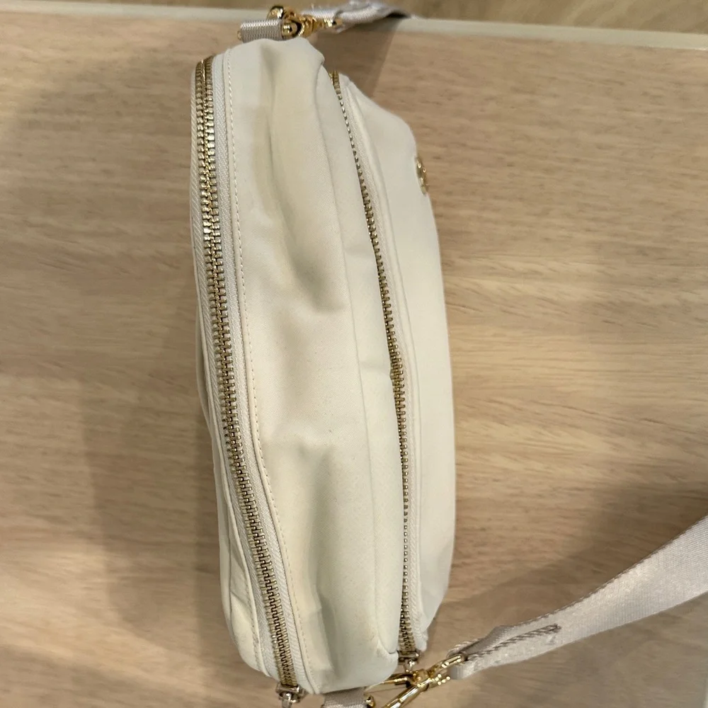 lululemon athletica Ivory Everywhere Crossbody 3L Bag - Picture 5 of 10